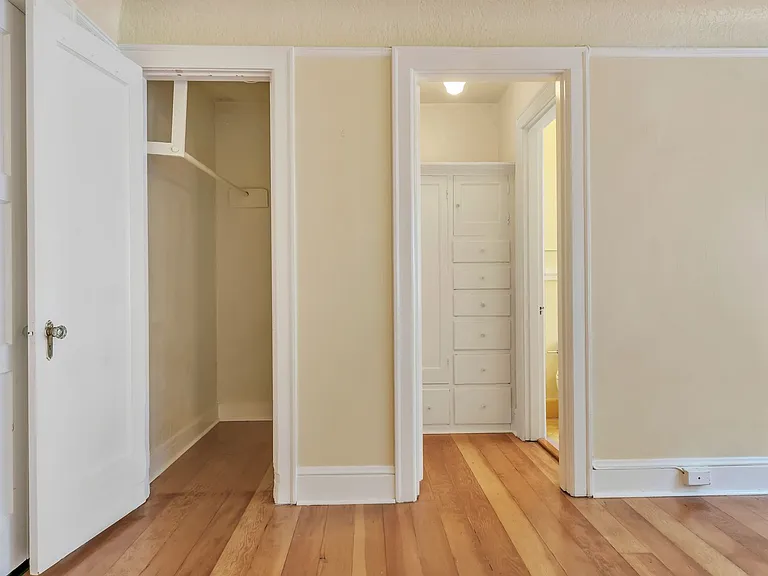 Flanders Apartments — Photo 16