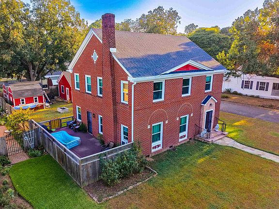 3rd image of 400 Shirley St