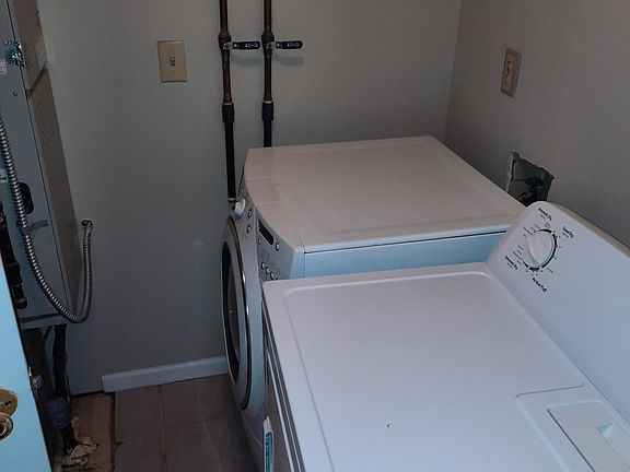 4th image of 3325 Sussex Ln