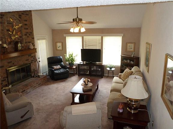 3rd image of 2922 Waterfront Dr
