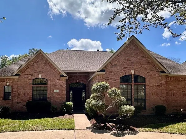 85 Rosewood St, Lake Jackson, TX 77566