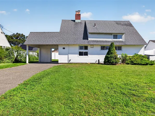 17 Berry Lane, Hicksville, NY 11801