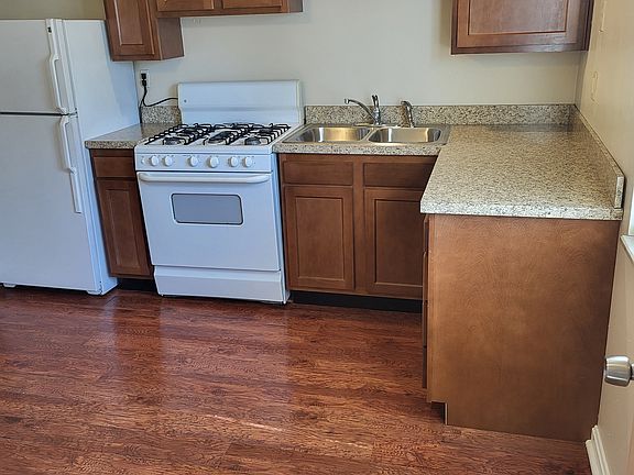 3rd image of 3530 Brockton Ln #2