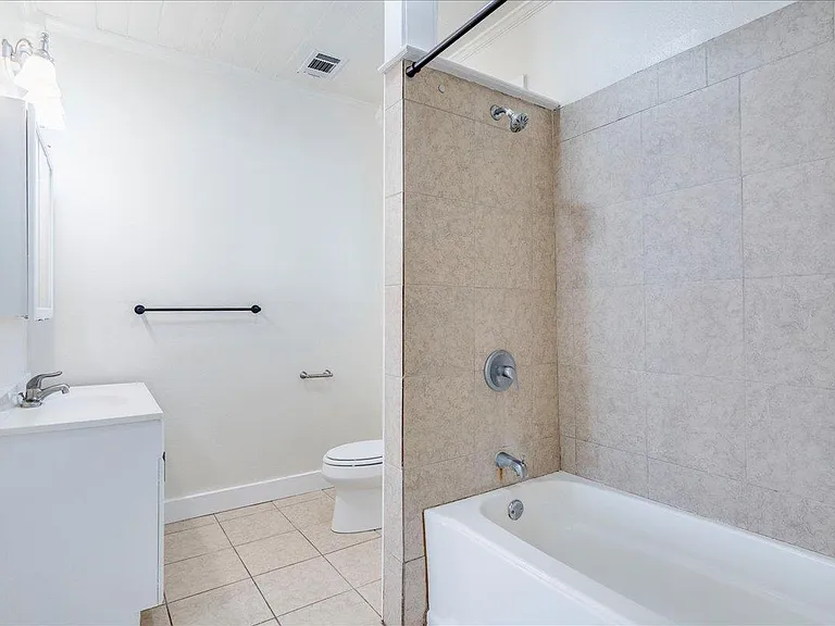 208 W Lockhart St — Photo 13