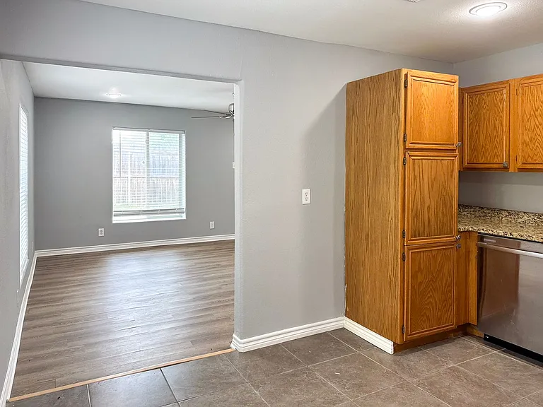 5214 Lane St — Photo 10