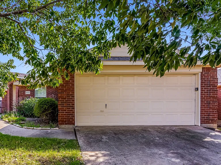 2504 Castle Ridge Dr — Photo 1