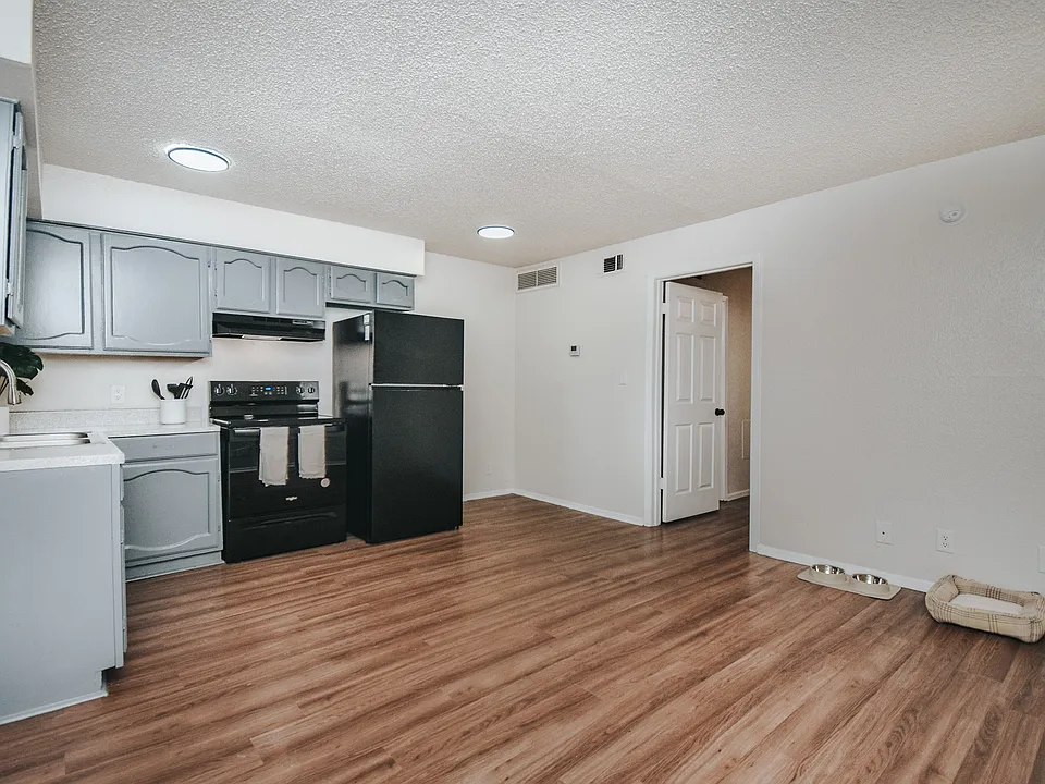305 E Brazos St #20