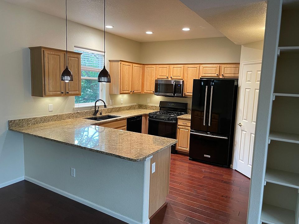 Updated kitchen with pantry and ample storage 13x12