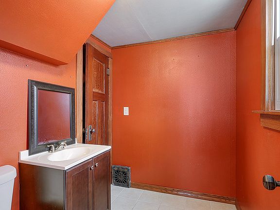 half bath off 1st flr BR