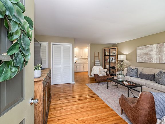 5th image of 207 Fairlane Dr
