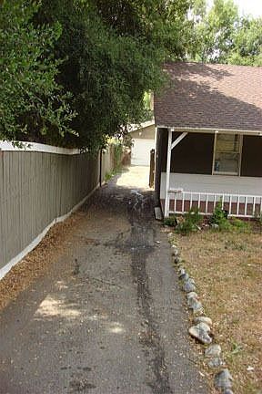 2nd image of 146 E Mariposa St