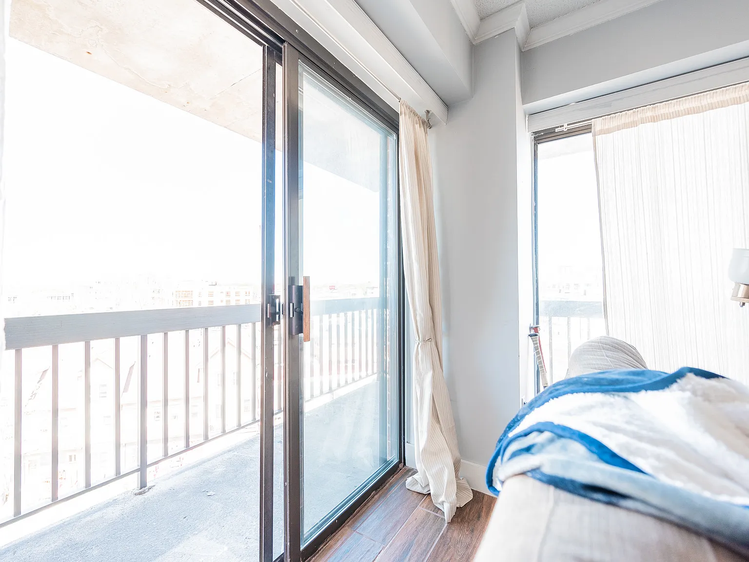 2 bed, 879 sqft, $3,400 — Photo 4