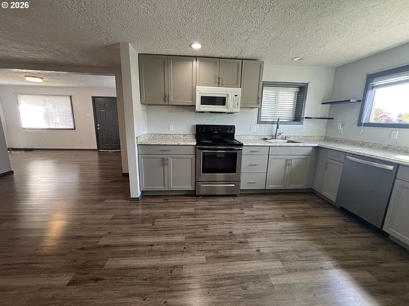 4th image of 795 Laurel Ave