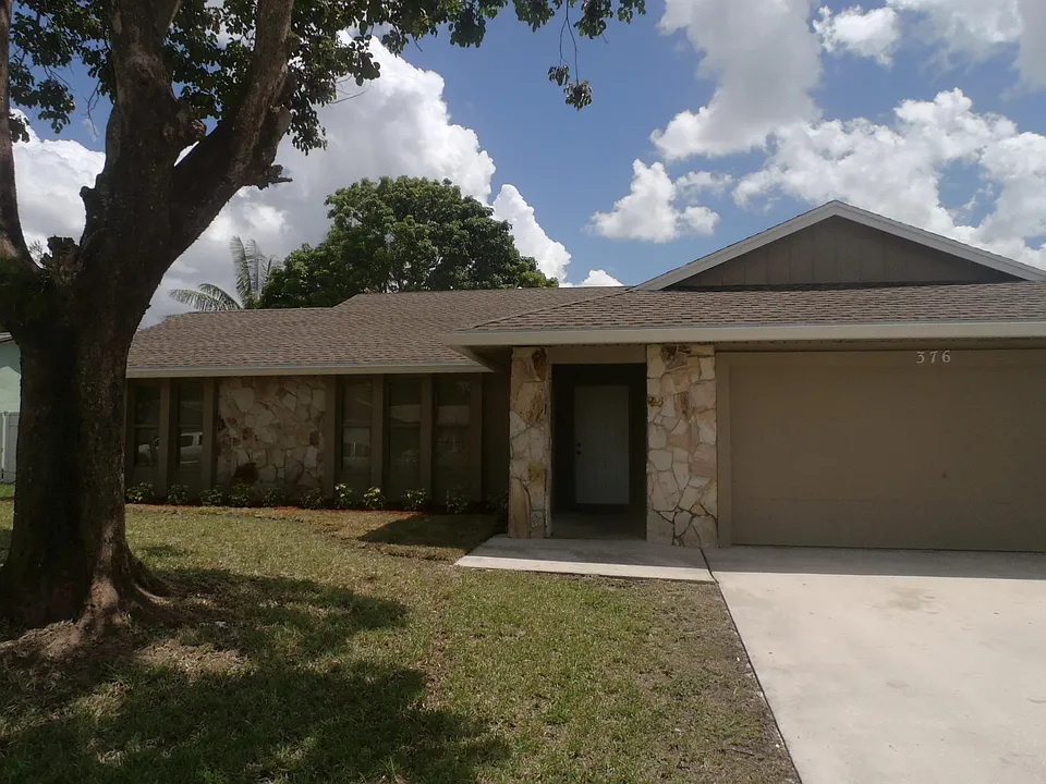 376 La Mancha Ave