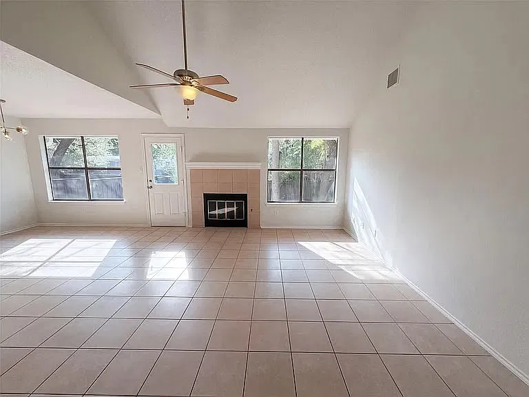 3 bed, 1621 sqft, $2,803 — Photo 3