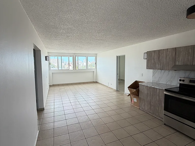 1050 Las Palmas Ave — Photo 2