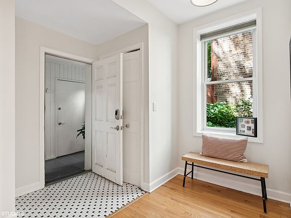 5th image of 2128 W Moffat St #1