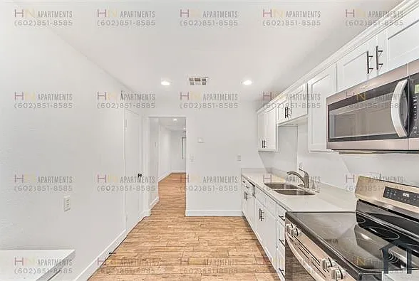 Studio, 300 sqft, $895 — Photo 2