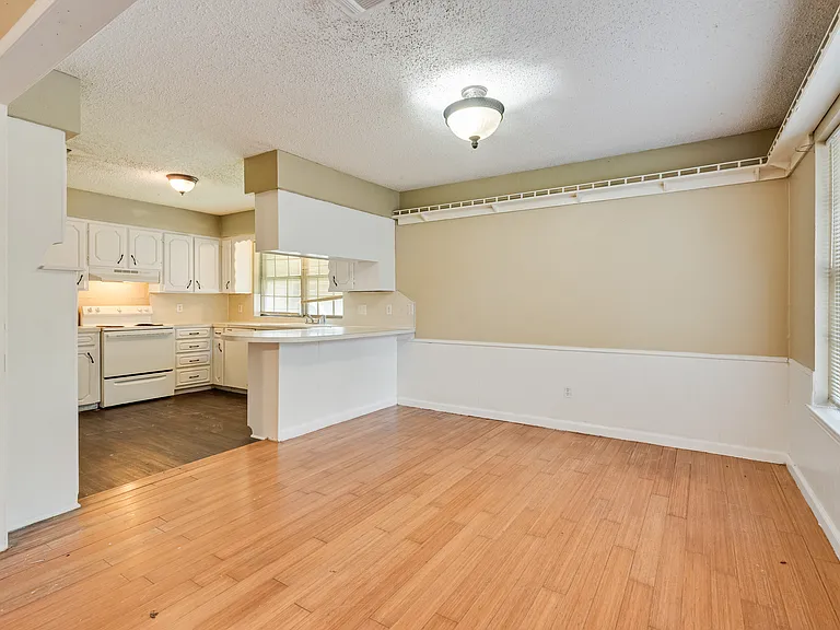 512 E Willow Ln — Photo 11