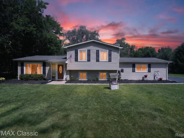 268 Peninsula Lake Dr, Highland, MI 48357
