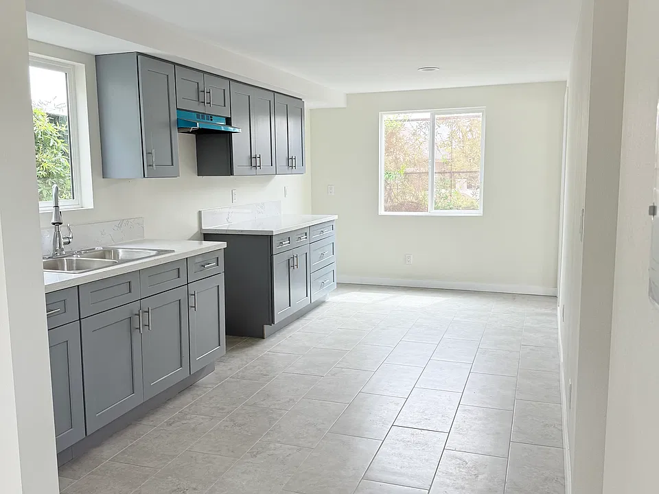 2282 W 27th St