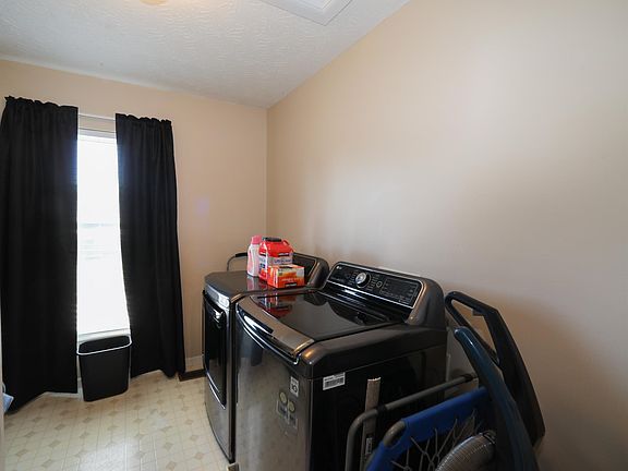 5th image of 1 Ivy Ct