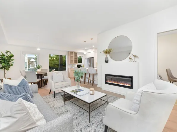 9716 3rd St #203, Sidney, BC V8L 3A2