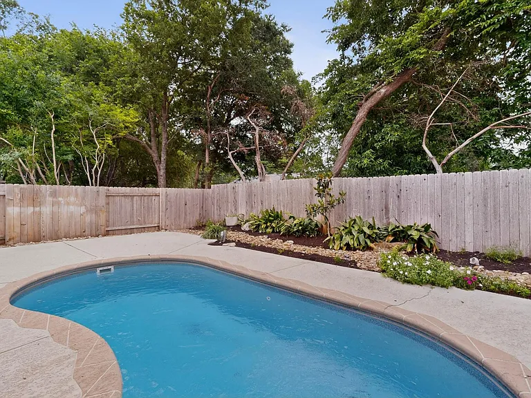 1102 Old Mill Rd — Photo 2