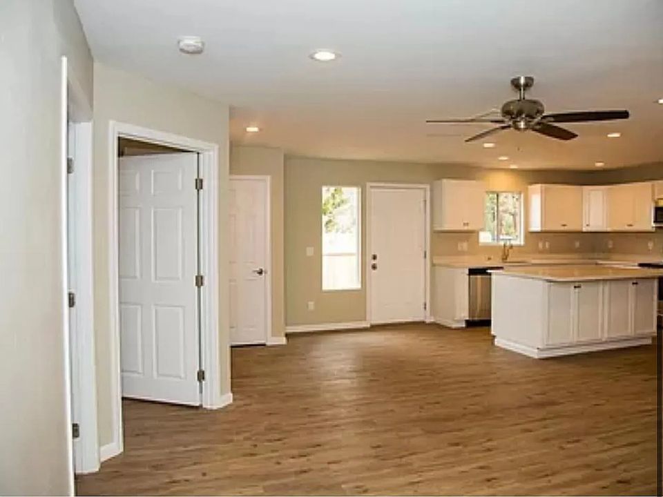 1st image of 10647 Oak Creek Dr