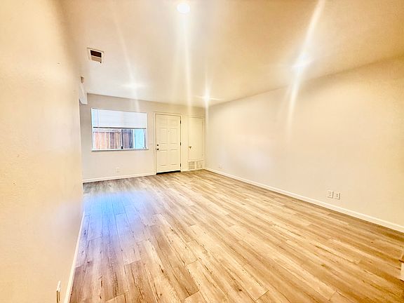 4th image of 2759 Creekside Dr