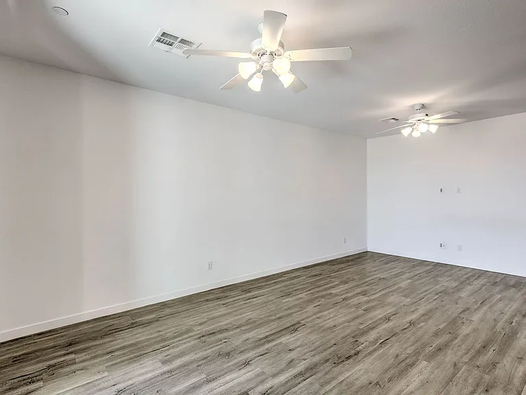 1535 Franklin Ln — Photo 7