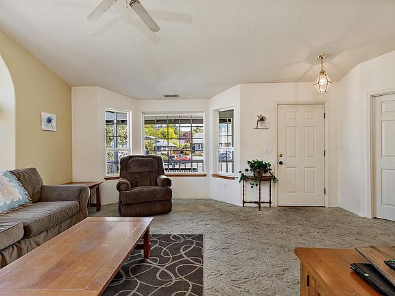 3rd image of 104 Sweetbriar Cir