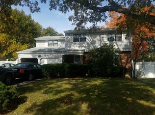 105 Gleeland St, Deer Park, NY 11729
