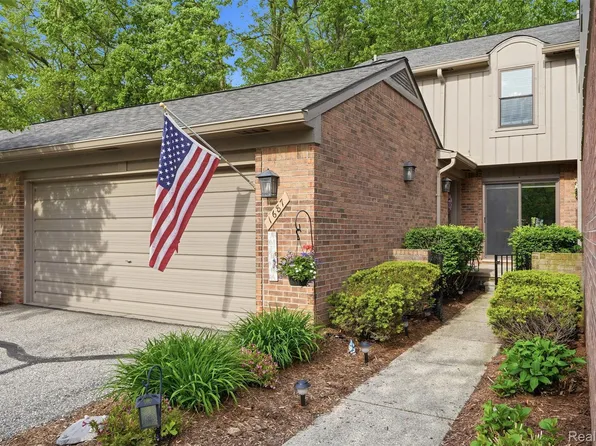 1687 Lodge Pole Ln, Rochester, MI 48309