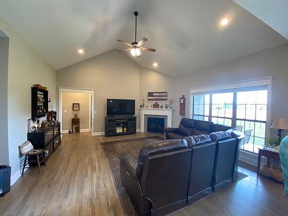 4th image of 602 Montrose Dr