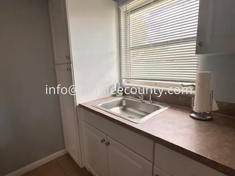 620 SE 47th St #2 — Photo 4