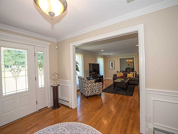 2nd image of 4 Saddle Ln