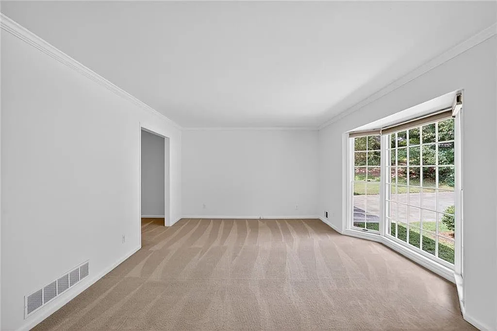 4 bed, 2.5 bath, 2632 sqft, $3,650 — Photo 3