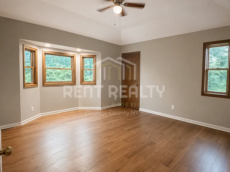 72 Franklin Ave — Photo 2