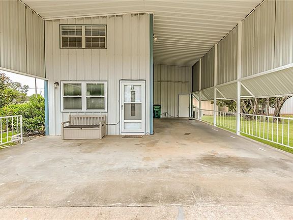 3rd image of 143 Yellowstone Dr