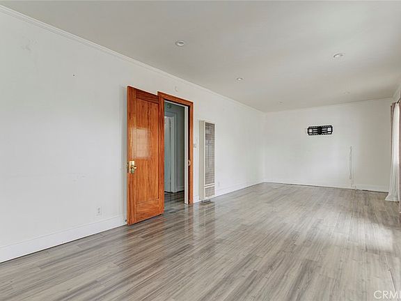4th image of 10733 Louise Ave