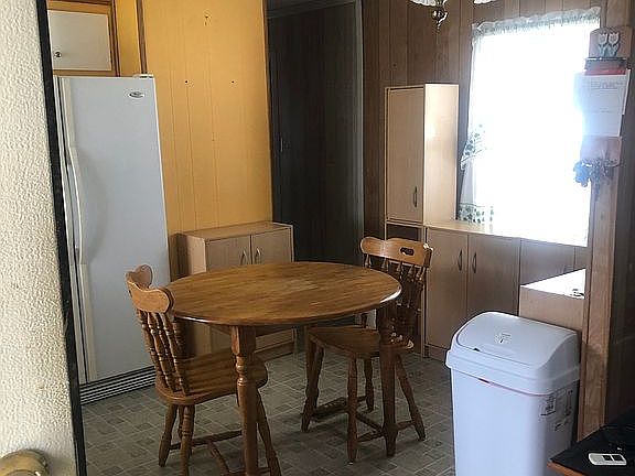 3rd image of 100 Louise St