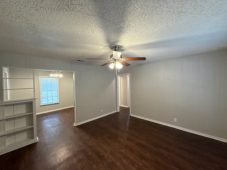2607 Yeager St — Photo 4