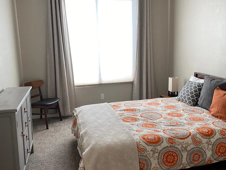 non-conforming Guest room (no closet) - Queen bed