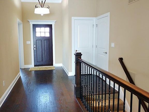 3rd image of 818 Jennifer Ln
