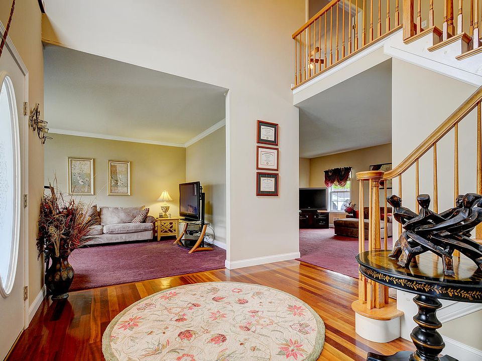 .LARGE OPEN FOYER 