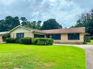 811 Bluebird Ln, Wake Village, TX 75501