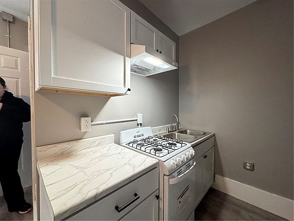3rd image of 2042 Dewey Ave #6