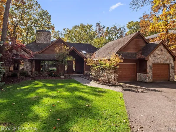 2121 Uplong St, West Bloomfield, MI 48324