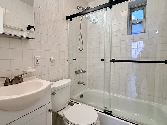 5th image of 229 Berry St #1